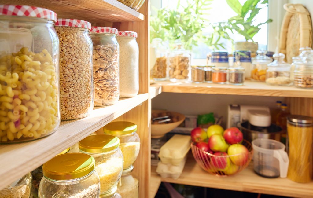 Aufbewahrung von Lebensmitteln in der Speisekammer einer Küche Storing food in a kitchen pantry Conserver les aliments dans un garde-manger