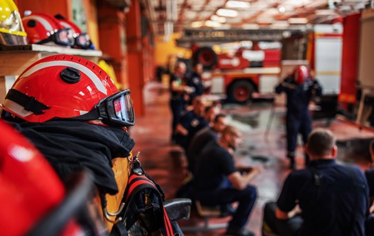 Besprechnung von Feuerwehrleuten vor Einsatzfahrzeugen Meeting of firefighters in front of emergency vehicles Réunion des pompiers devant les véhicules d'urgence